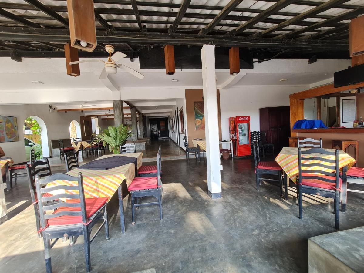 Star Beach Guest House Негомбо Екстериор снимка