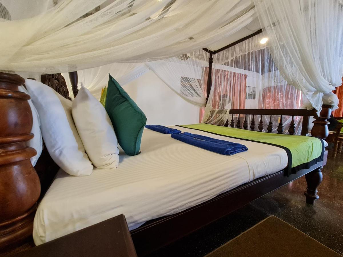 Star Beach Guest House Негомбо Екстериор снимка