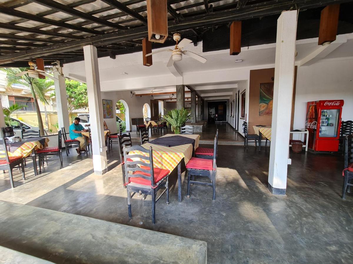 Star Beach Guest House Негомбо Екстериор снимка