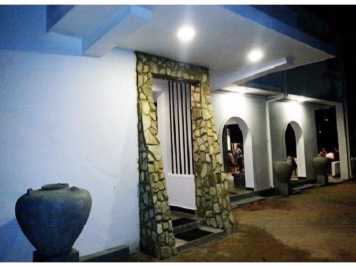 Star Beach Guest House Негомбо Екстериор снимка