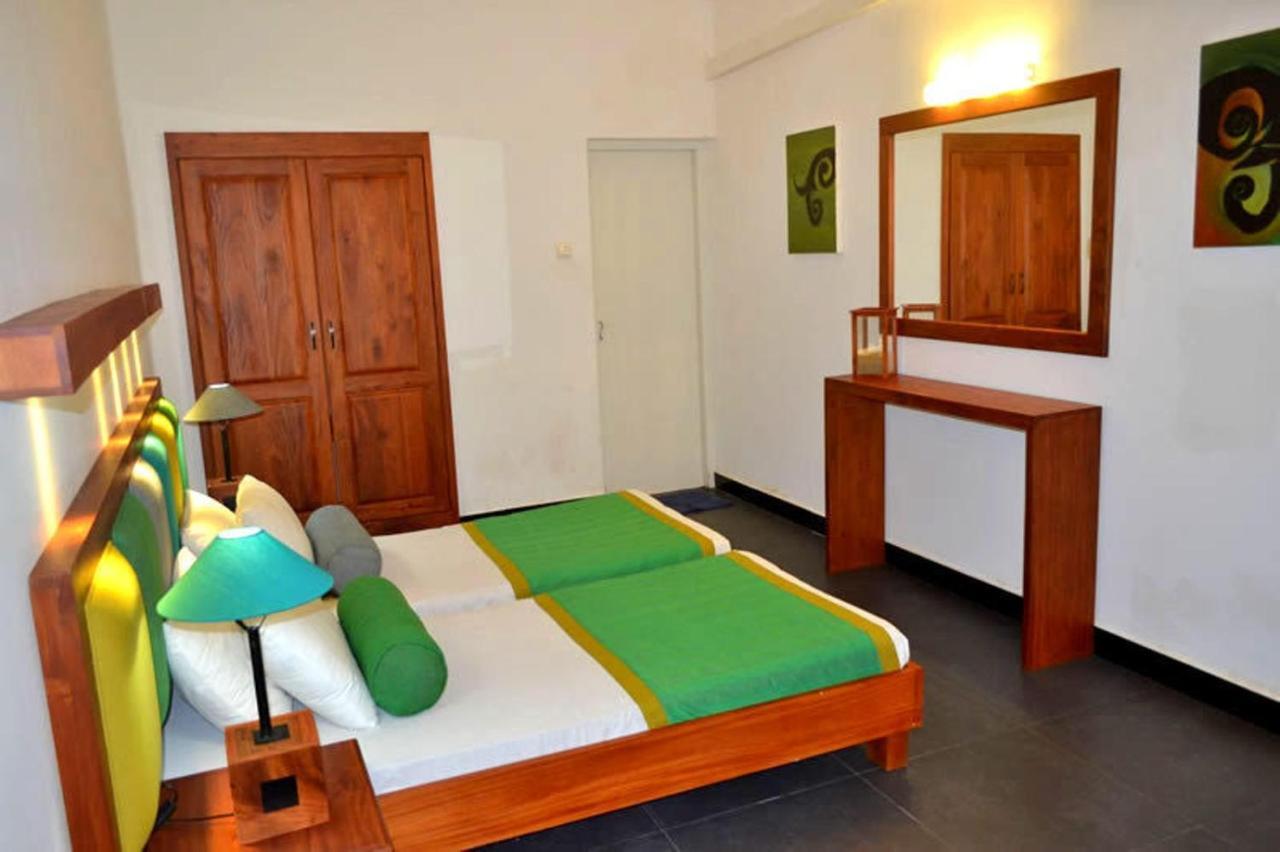 Star Beach Guest House Негомбо Екстериор снимка
