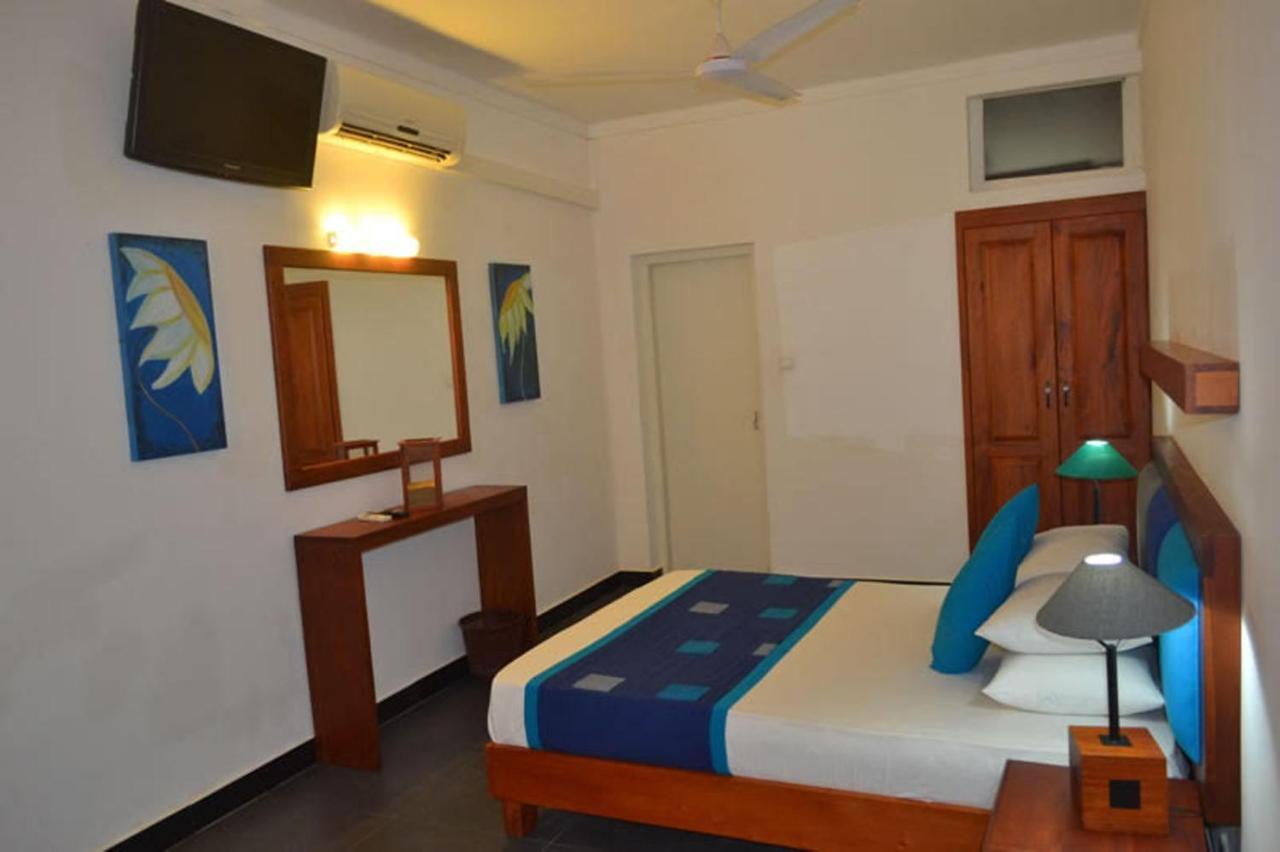 Star Beach Guest House Негомбо Екстериор снимка