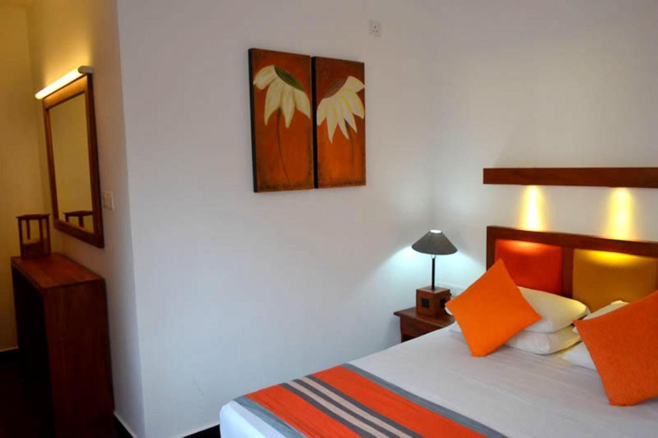Star Beach Guest House Негомбо Екстериор снимка
