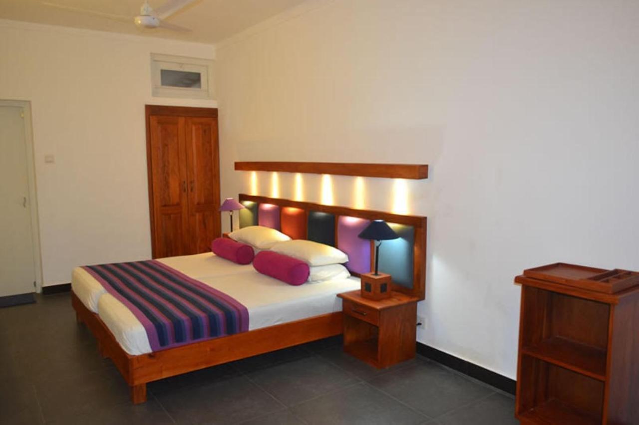 Star Beach Guest House Негомбо Екстериор снимка