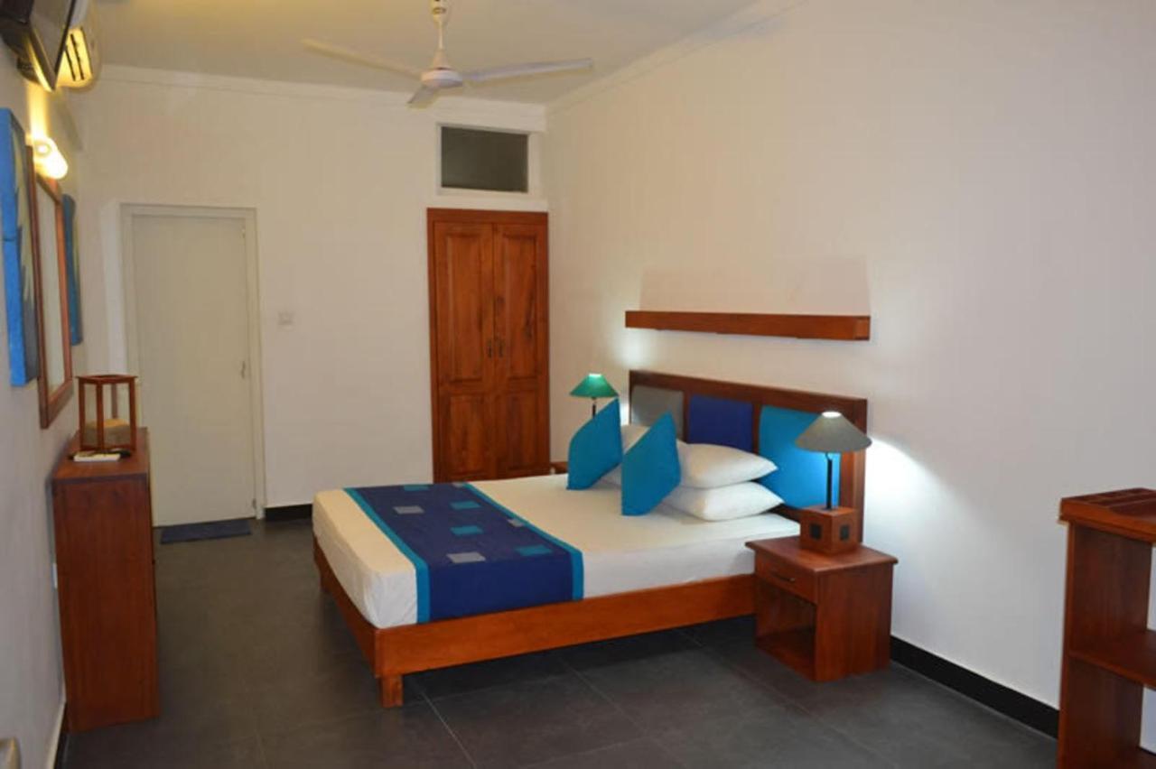 Star Beach Guest House Негомбо Екстериор снимка
