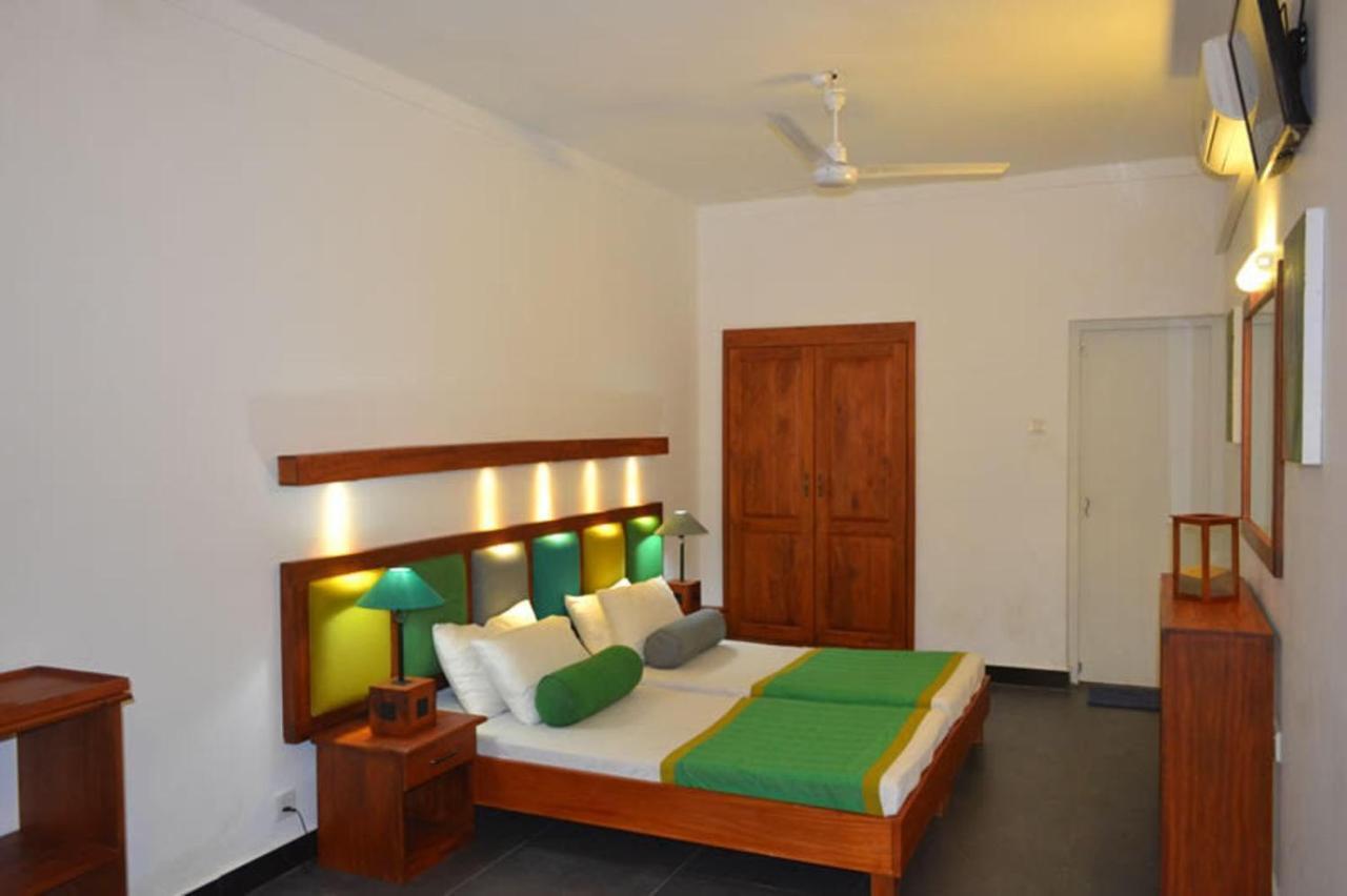Star Beach Guest House Негомбо Екстериор снимка