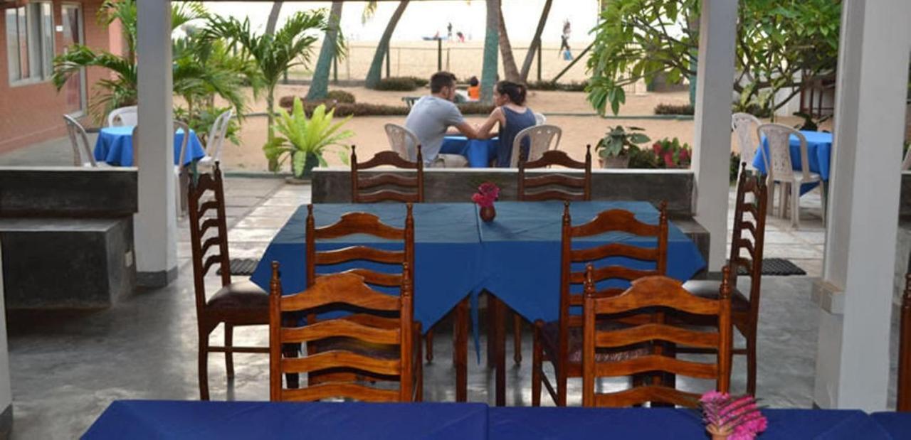 Star Beach Guest House Негомбо Екстериор снимка